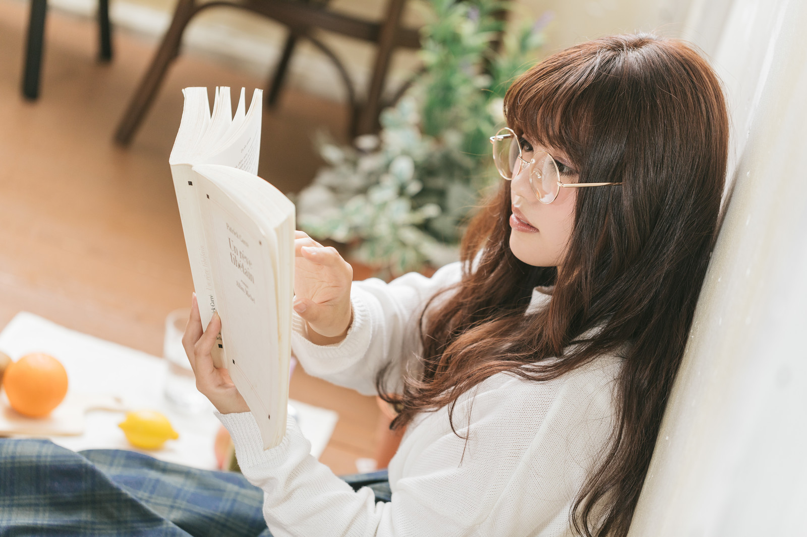 眼鏡をかけて本を読む女性