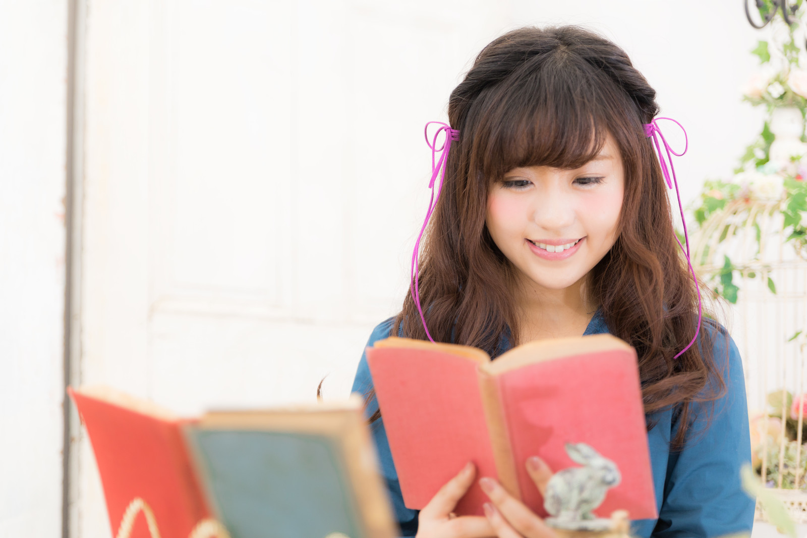笑顔で本を読む女性