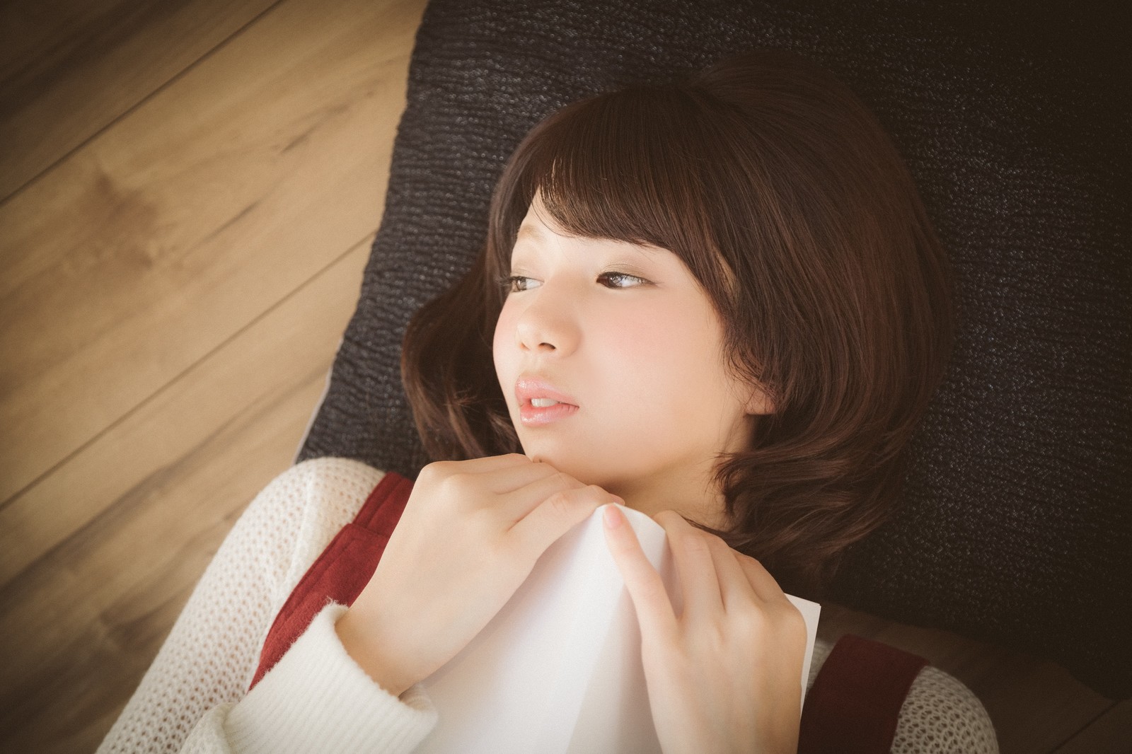 読後の勧奨に浸る女性