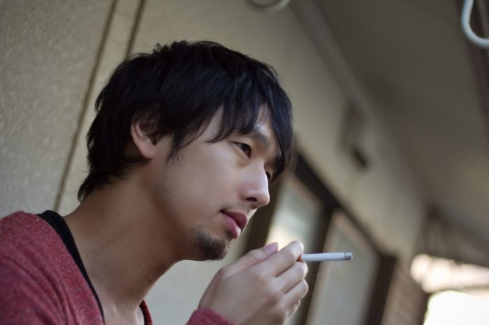 煙草を吸う男性