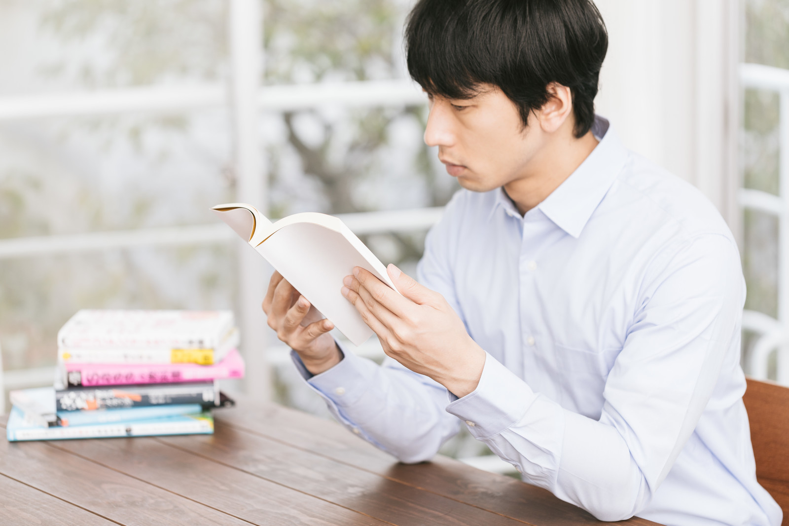 読書する男性