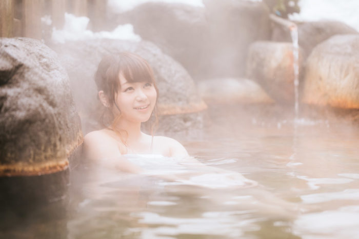 温泉に入浴する女性