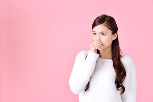ハッと何かに気付いた様子の女性